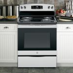 Cuisinière électrique 30″ GE avec four autonettoyant de 5 pi³ inox