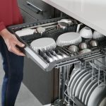 Lave-vaisselle encastré de 24″ GE Profile ultra silencieux de 39 dB à cuve haute et 3e panier